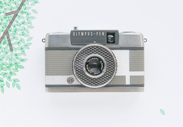 OLYMPUS PEN-EE＜Custom White&Gray＞61年発売 1枚目の画像