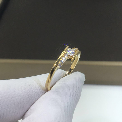 newデザイン】輝く モアサナイト ダイヤ リング K18YG 指輪・リング  