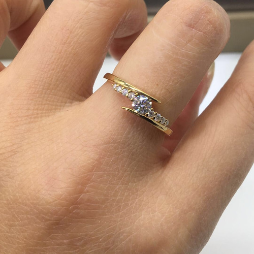 newデザイン】輝く モアサナイト ダイヤ リング K18YG 指輪・リング  