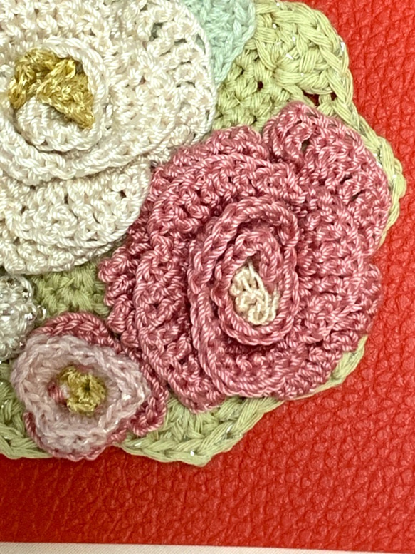 ピンクと白の薔薇 ビーズの手編みコットンコサージュ 4枚目の画像