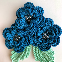 アイリッシュの爽やかな青い花のコサージュ 2枚目の画像