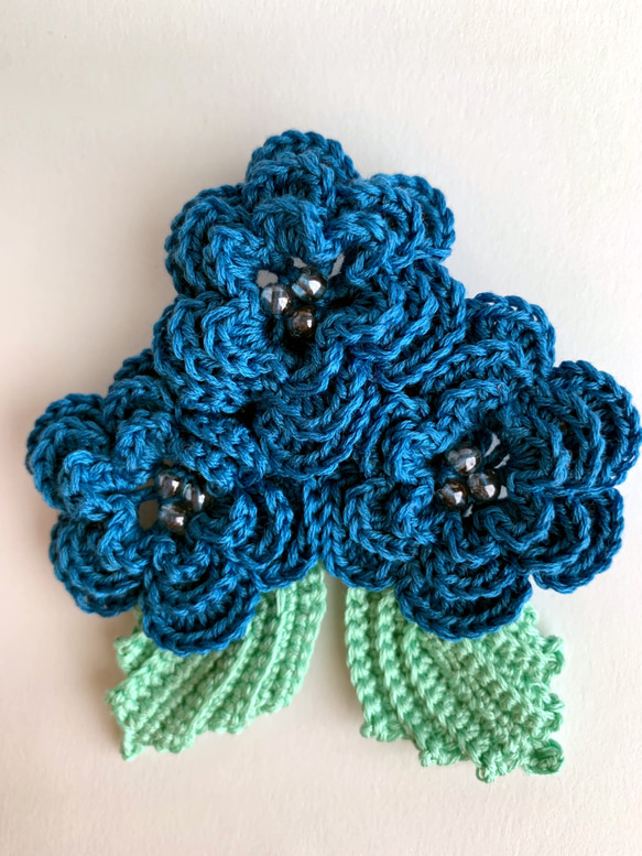 アイリッシュの爽やかな青い花のコサージュ 2枚目の画像