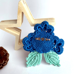 アイリッシュの爽やかな青い花のコサージュ 3枚目の画像