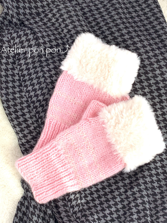 ウールとスーパーキッドモヘアが暖かいピンクのボアロングハンドウォーマー 手袋 1枚目の画像