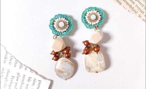 刺繍　歪なフラワー　ウッド　シェルパーツ使用　ブラウンつぶつぶ中サイズ 1枚目の画像