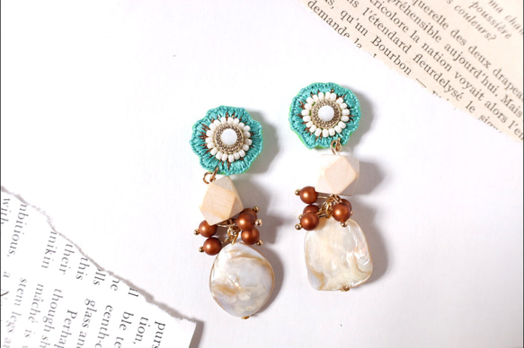 刺繍　歪なフラワー　ウッド　シェルパーツ使用　ブラウンつぶつぶ中サイズ 4枚目の画像