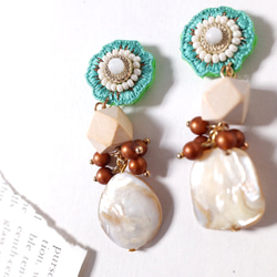 刺繍　歪なフラワー　ウッド　シェルパーツ使用　ブラウンつぶつぶ中サイズ 5枚目の画像