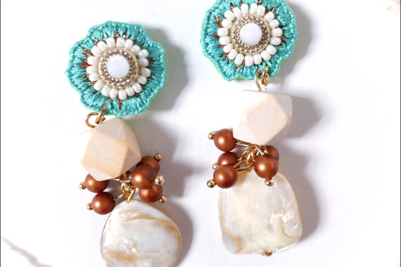 刺繍　歪なフラワー　ウッド　シェルパーツ使用　ブラウンつぶつぶ中サイズ 6枚目の画像