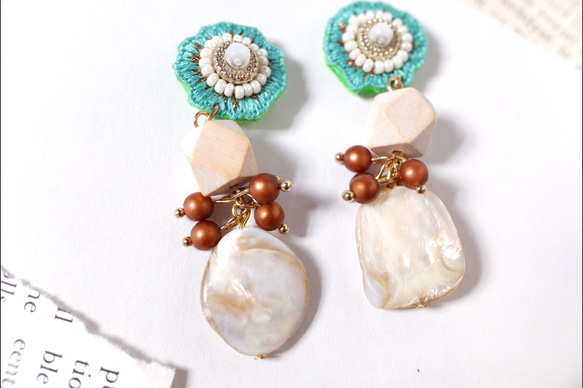 刺繍　歪なフラワー　ウッド　シェルパーツ使用　ブラウンつぶつぶ中サイズ 7枚目の画像