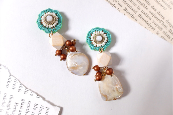 刺繍　歪なフラワー　ウッド　シェルパーツ使用　ブラウンつぶつぶ中サイズ 8枚目の画像