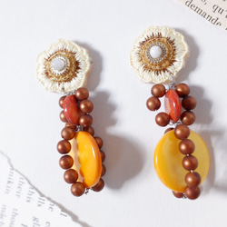 刺繍　歪なフラワー　天然シェル使用　ブラウンつぶつぶ　中サイズ 2枚目の画像