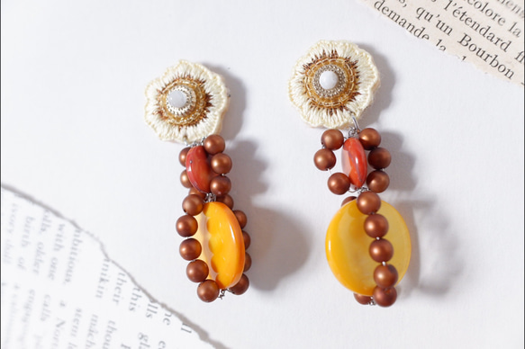 刺繍　歪なフラワー　天然シェル使用　ブラウンつぶつぶ　中サイズ 2枚目の画像