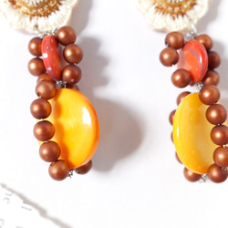 刺繍　歪なフラワー　天然シェル使用　ブラウンつぶつぶ　中サイズ 3枚目の画像