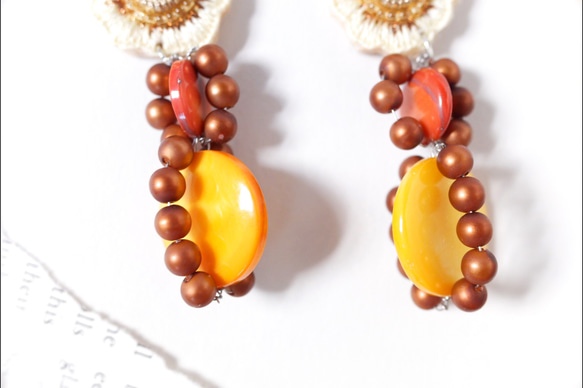 刺繍　歪なフラワー　天然シェル使用　ブラウンつぶつぶ　中サイズ 3枚目の画像