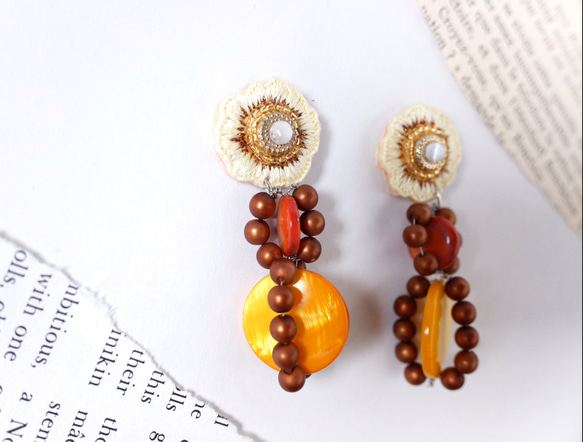 刺繍　歪なフラワー　天然シェル使用　ブラウンつぶつぶ　中サイズ 5枚目の画像