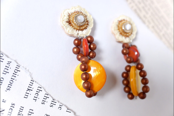 刺繍　歪なフラワー　天然シェル使用　ブラウンつぶつぶ　中サイズ 8枚目の画像