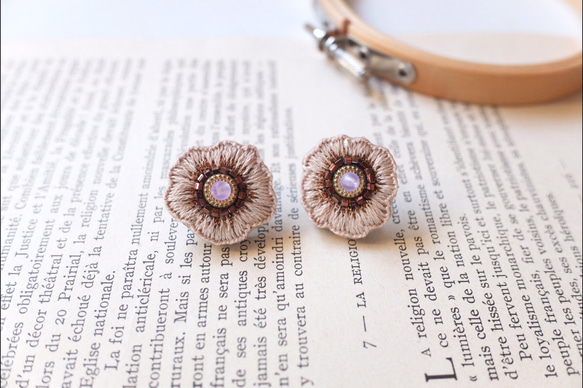 刺繍　ヒトハナフラワー　くすみピンク　大きめサイズ　落ち着いた大人カラー 1枚目の画像