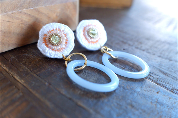 歪なフラワー刺繍　イヤリングピアス　レトロブルー 1枚目の画像