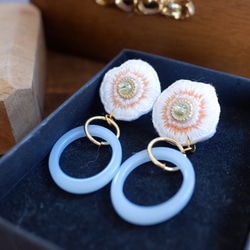 歪なフラワー刺繍　イヤリングピアス　レトロブルー 2枚目の画像