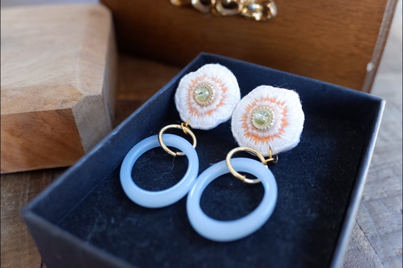 歪なフラワー刺繍　イヤリングピアス　レトロブルー 2枚目の画像