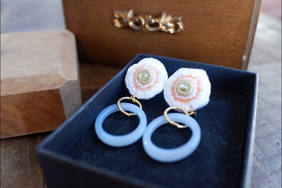 歪なフラワー刺繍　イヤリングピアス　レトロブルー 3枚目の画像