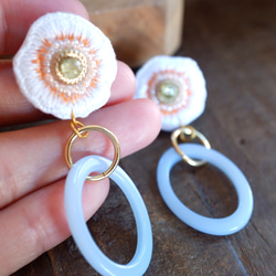 歪なフラワー刺繍　イヤリングピアス　レトロブルー 4枚目の画像