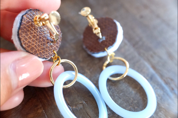 歪なフラワー刺繍　イヤリングピアス　レトロブルー 5枚目の画像