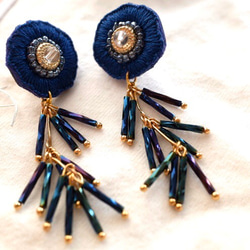 刺繍　歪なフラワー　パイプビーズ 2枚目の画像