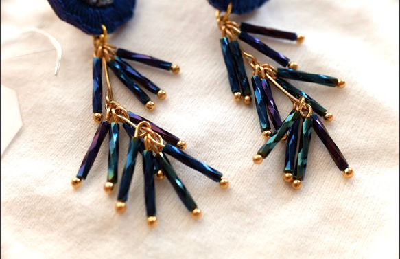 刺繍　歪なフラワー　パイプビーズ 3枚目の画像