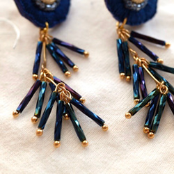 刺繍　歪なフラワー　パイプビーズ 4枚目の画像