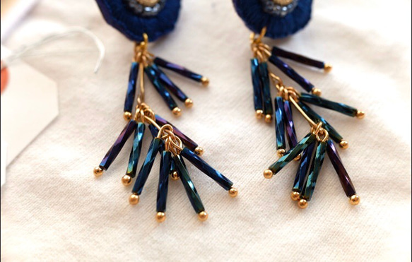 刺繍　歪なフラワー　パイプビーズ 4枚目の画像