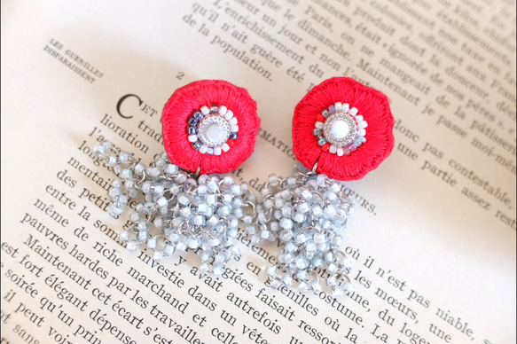 手　刺繍　歪なフラワー　贅沢ビーズ　ピアスイヤリング２４㎜中サイズ 1枚目の画像