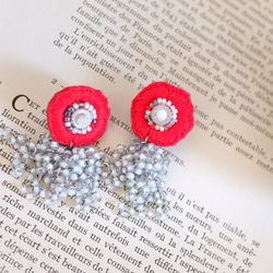 手　刺繍　歪なフラワー　贅沢ビーズ　ピアスイヤリング２４㎜中サイズ 2枚目の画像