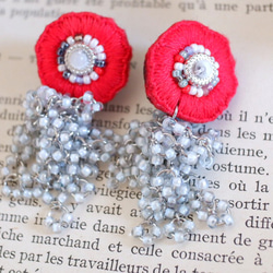 手　刺繍　歪なフラワー　贅沢ビーズ　ピアスイヤリング２４㎜中サイズ 3枚目の画像