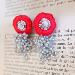 手　刺繍　歪なフラワー　贅沢ビーズ　ピアスイヤリング２４㎜中サイズ 4枚目の画像