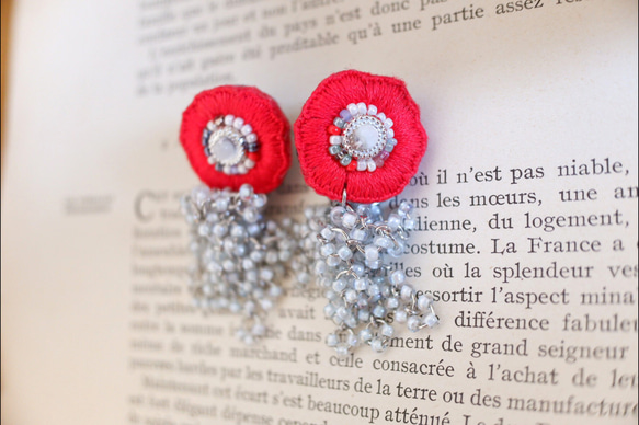 手　刺繍　歪なフラワー　贅沢ビーズ　ピアスイヤリング２４㎜中サイズ 4枚目の画像