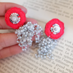 手　刺繍　歪なフラワー　贅沢ビーズ　ピアスイヤリング２４㎜中サイズ 5枚目の画像