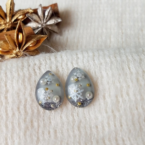 雪の結晶のしずく型レジンピアス（イヤリング）＊グレー＊ ピアス