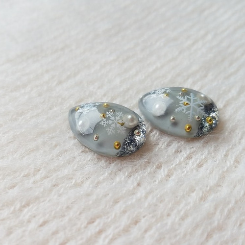 雪の結晶のしずく型レジンピアス（イヤリング）＊グレー＊ ピアス
