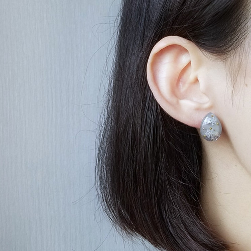 雪の結晶のしずく型レジンピアス（イヤリング）＊グレー＊ ピアス