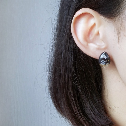 雪の結晶のしずく型レジンピアス（イヤリング）＊ブラック＊ ピアス