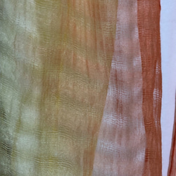 草木染め・クチナシと茜染めのインドシルク混ストール 8枚目の画像