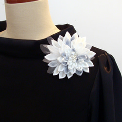 Dahlia corsage with tulle in between 第4張的照片