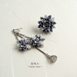 Three Floral Asymmetrical Earrings, Silver Grey × White 第1張的照片