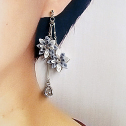 Three Floral Asymmetrical Earrings, Silver Grey × White 第6張的照片