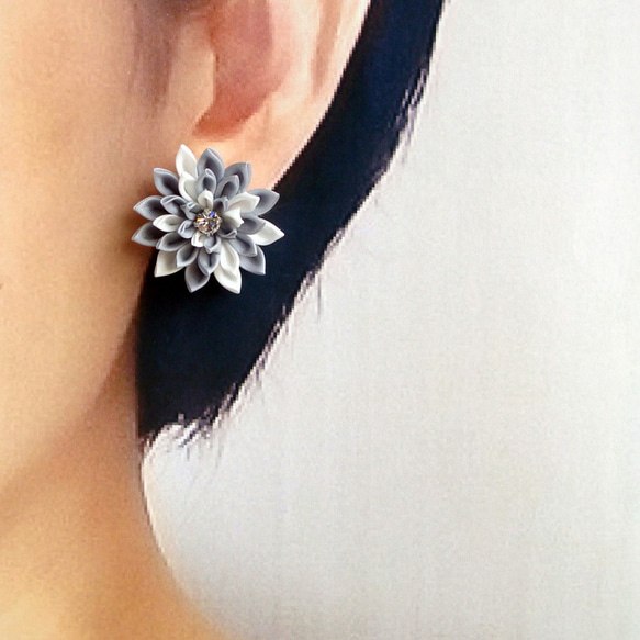 Three Floral Asymmetrical Earrings, Silver Grey × White 第7張的照片