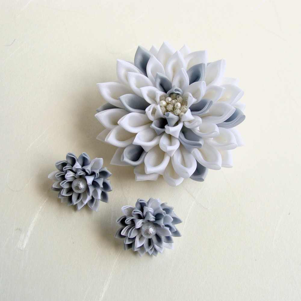 ダリアのコサージュとピアス（イヤリング）のセット　アイスブルー×白　つまみ細工《卒業式、入学式、結婚式》