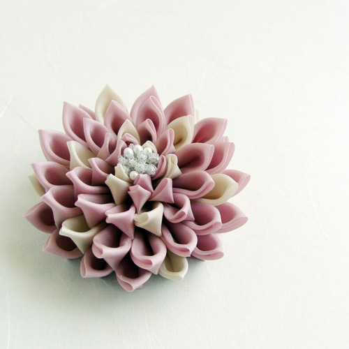 花咲み ダリアのコサージュ／ブローチ ピンク×アイボリー 中 つまみ