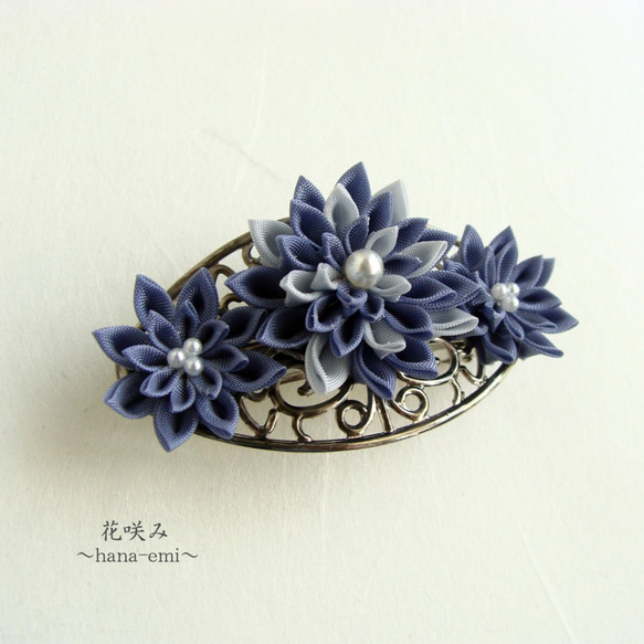 つまみ細工　3つのお花の小さなバレッタ　サックスブルー 1枚目の画像