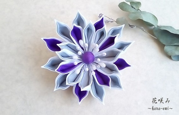 つまみ細工　グレー×紫×白　花コサージュ 1枚目の画像